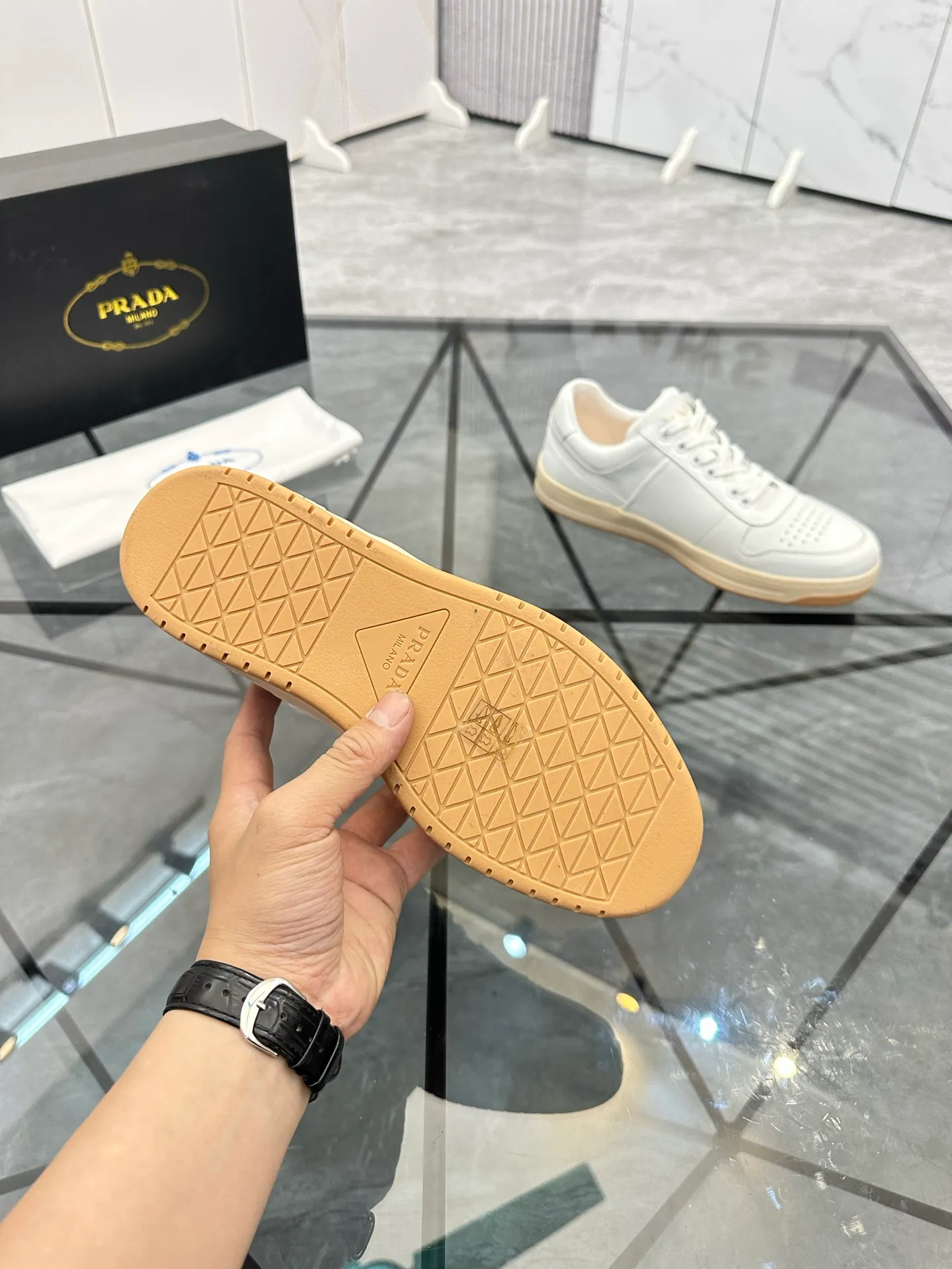 Men's shoes: 💰P400¥ Product trademark: Prada *"Prada*" low-top casual shoes Regular size: 38-44 (can be customized to 45) Product materials: imported cowhide upper, sheepskin lining, original outsole. Number: 020